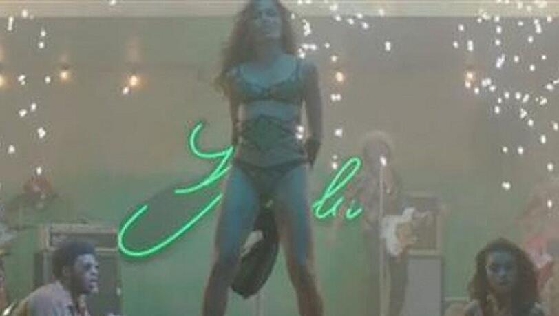 Freida Pinto lässt in Bruno Mars' Musikvideo die Hüllen fallen Freida Pinto lässt in Bruno Mars' Musikvideo die Hüllen fallen