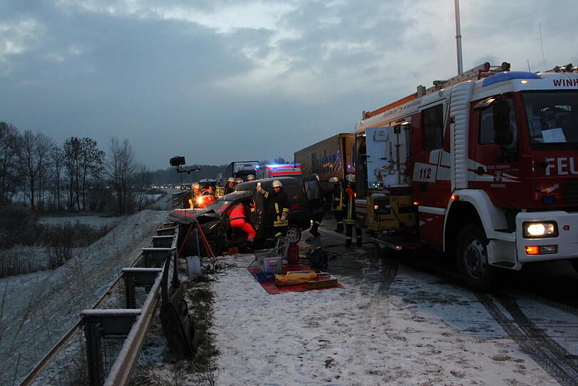 Schwerer Unfall auf dr A94 bei Töging: Ein Lkw ist ein Unfall-Auto gerast. Ein Mensch kam bei dem Crash ums Leben. Die Bilder.