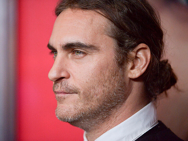 Nicht fein genug: Joaquin Phoenix musste sich ein Jacket leihen