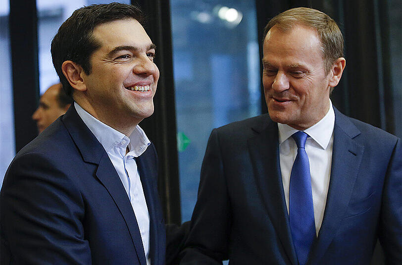 Tsipras (l.) mit dem Präsidenten des Europäischen Rates Donald Tusk.
