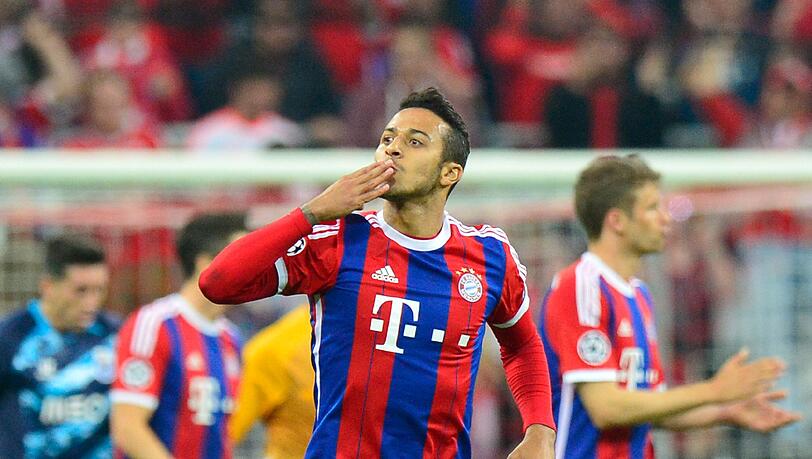 Da darf er sich durchaus feiern lassen: Thiago zeigt die Kusshand nach seinem Eröffnungstor. Foto: dpa Da darf er sich durchaus feiern lassen: Thiago zeigt die Kusshand nach seinem Eröffnungstor. Foto: dpa