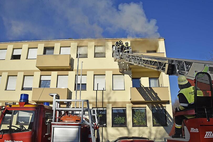 Bei dem Wohnungsbrand starb eine Frau.
