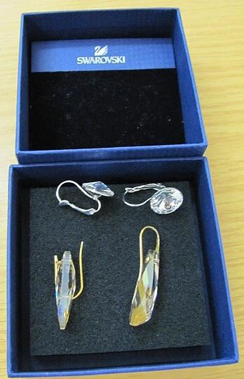 Teile der Beute. Die Diebe erbeuteten Schmuck und Uhren aber auch Elektrogeräte.