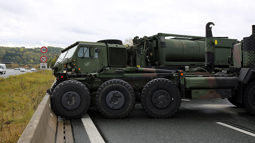 Ein kurioser Unfall der US Army legte am Samstag die A9 lahm. Die Bilder.