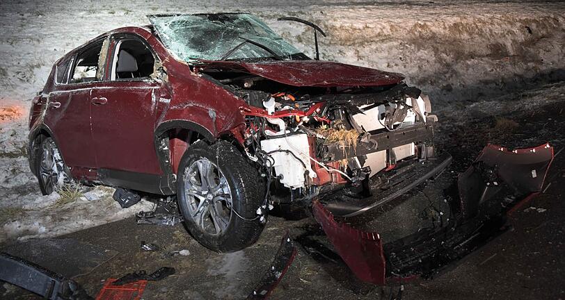 Ein Mann ist am Donnerstagabend in Stetten (Landkreis Mühldorf) mit seinem Auto von der Straße abgekommen. Der Wagen war nach dem Unfall schrottreif.