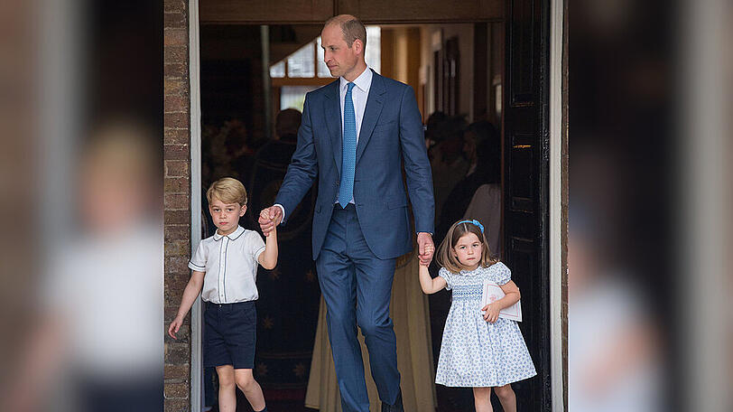 Prinz William mit seinen Kindern Prinz George und Prinzessin Charlotte bei der Taufe von Nesthäkchen Prinz Louis