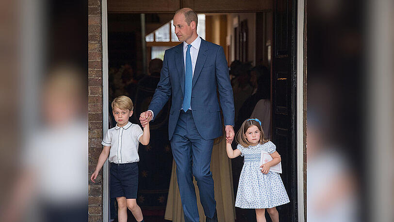 Prinz William mit seinen Kindern Prinz George und Prinzessin Charlotte bei der Taufe von Nesthäkchen Prinz Louis Prinz William mit seinen Kindern Prinz George und Prinzessin Charlotte bei der Taufe von Nesthäkchen Prinz Louis