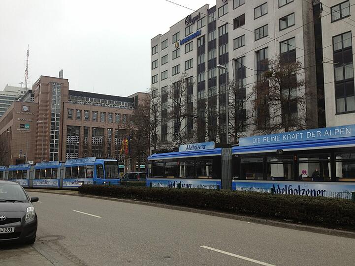 Tram-Stau Richtung Hopfenpost: Bis die Polizei den Unfall aufgenommen hat, dürfen die Trams nicht weiterfahren.