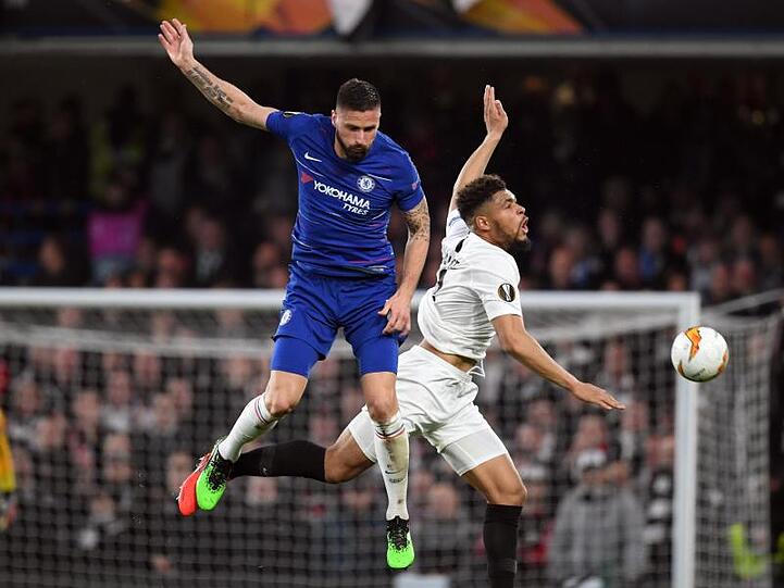 Luftduell zwischen Eintrachts Simon Falette (r) und Chelseas Olivier Giroud.