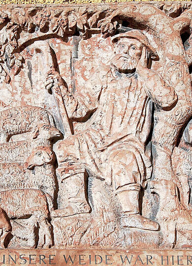 "Unsere Weide war hier": Dieses Relief erinnert an die Schäfer, die hier ihr Refugium gehabt haben.