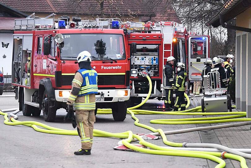 Trotz des schnellen Eingreifens der Feuerwehren brannte der Dachstuhl komplett aus.