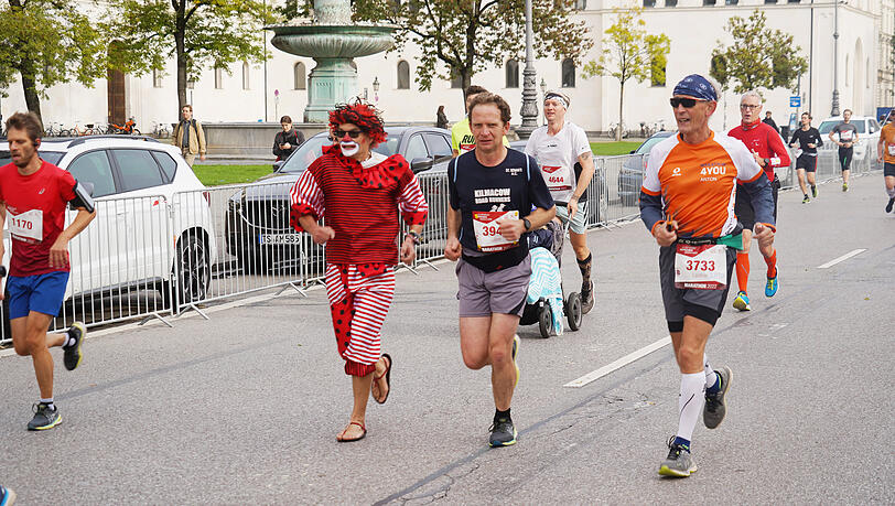 Spaß braucht’s auch: mit Flipflops und Clownskostüm. Spaß braucht’s auch: mit Flipflops und Clownskostüm.