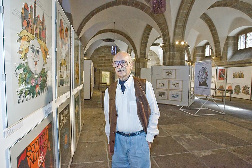 Prägte lange Jahre Nürnbergs Auftreten in der Stadt und der Welt: Graphiker Fritz Henry Oertel vor seinen Plakaten.
