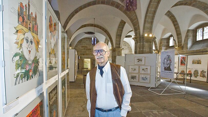 Prägte lange Jahre Nürnbergs Auftreten in der Stadt und der Welt: Graphiker Fritz Henry Oertel vor seinen Plakaten.