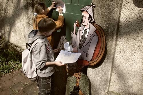 Wer ist's gewesen? Münchner Kinder auf Sherlock Holmes Spuren.