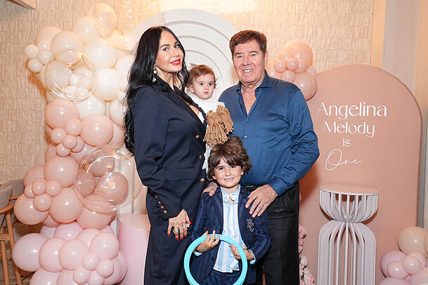 Rafaella Nussbaum, Jack White und ihre gemeinsamen Kinder Maxi und Angelina im Oktober 2024.