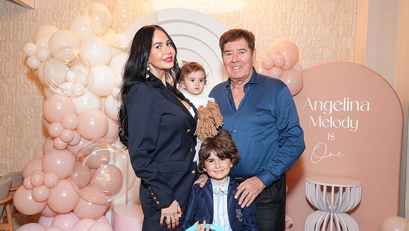 Rafaella Nussbaum, Jack White und ihre gemeinsamen Kinder Maxi und Angelina im Oktober 2024.