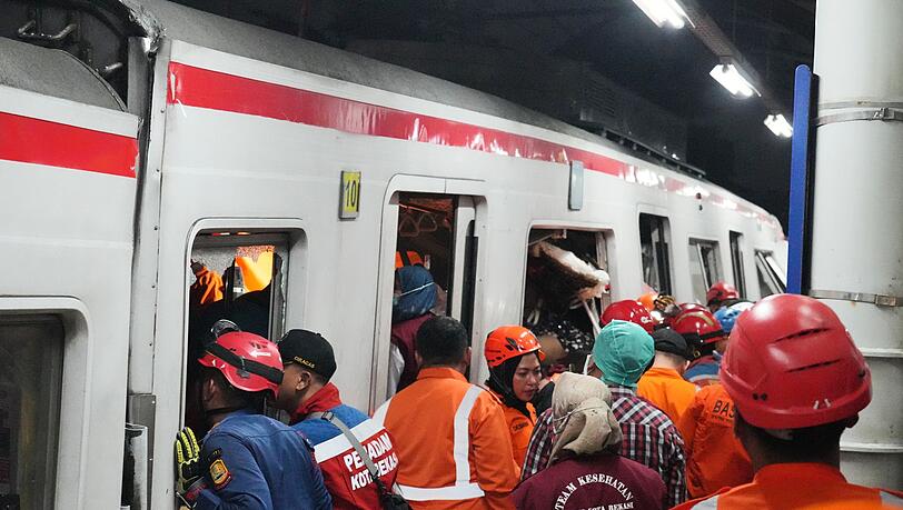 Rettungskr&auml;fte suchen nach der Zugkollision nach Opfern.