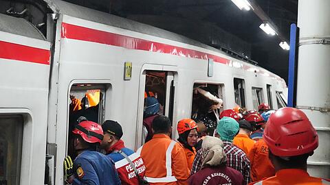 Rettungskr&auml;fte suchen nach der Zugkollision nach Opfern.