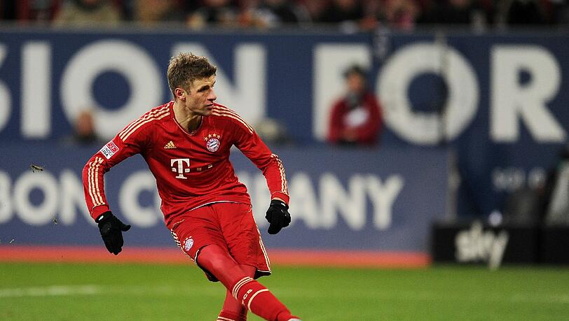 THOMAS MÜLLER: Note 2
Suchte Doppelpässe und Dribblings, oft stand dann aber ein Augsburger Abwehrbein im Weg. Dennoch aktivster Münchner – und beim 1:0 erneut eiskalt aus elf Metern. Damit der Held in (roten) Strumpfhosen! Der Topscorer der Liga hat nun nach Toren zu Mandzukic aufgeschlossen (9). THOMAS MÜLLER: Note 2
Suchte Doppelpässe und Dribblings, oft stand dann aber ein Augsburger Abwehrbein im Weg. Dennoch aktivster Münchner – und beim 1:0 erneut eiskalt aus elf Metern. Damit der Held in (roten) Strumpfhosen! Der Topscorer der Liga hat nun nach Toren zu Mandzukic aufgeschlossen (9).