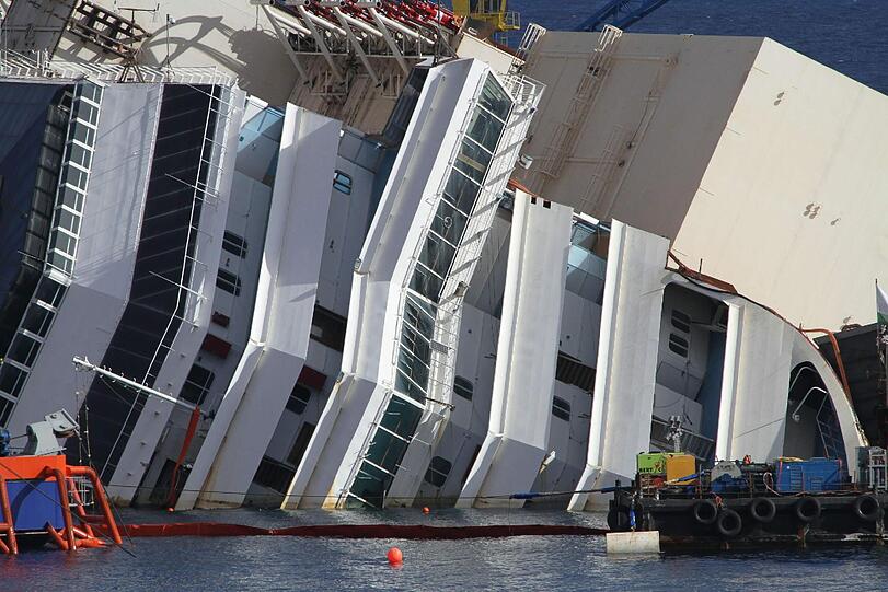 Die aufwendige Bergungsaktion der havarierten "Costa Concordia" ist angelaufen. Ganz langsam richtet sich das Kreuzfahrtschiff auf. Die Bilder von der spektakulären Bergung.