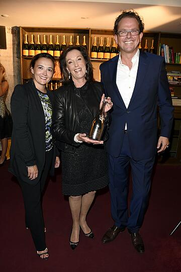 Chloé Stéfani (International Marketing Manager Veuve Clicquot), Gewinnerin Dr. Constance Neuhann-Lorenz, Jens Gardthausen (Geschäftsführer Veuve Clicquot Deutschland)