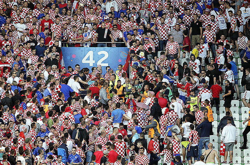 Kroatische "Fans" sind beim Spiel gegen Tschechien völlig ausgerastet. Die Bilder.