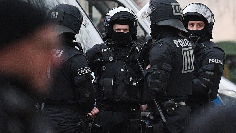 Polizisten stehen auf dem Gelände der Bilal Moschee in Frankfurt am Main (Hessen) im Stadtteil Griesheim an ihren Fahrzeugen. Polizisten stehen auf dem Gelände der Bilal Moschee in Frankfurt am Main (Hessen) im Stadtteil Griesheim an ihren Fahrzeugen.