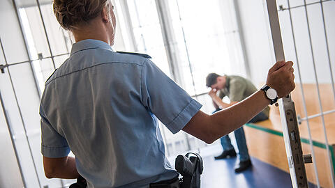 Im Schnitt zweimal am Tag gehen der Bundespolizei am Münchner Flughafen mit Haftbefehl gesuchte Personen ins Netz, sogar international gesuchte Mörder oder Mordverdächtige ziehen die Beamten immer wieder aus dem Verkehr.