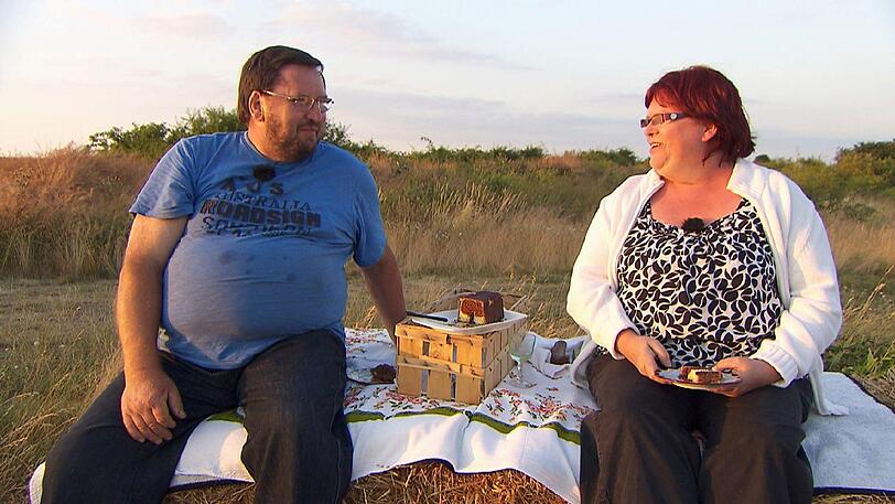 Helmut überrascht Angie mit einem Picknick mit toller Aussicht.