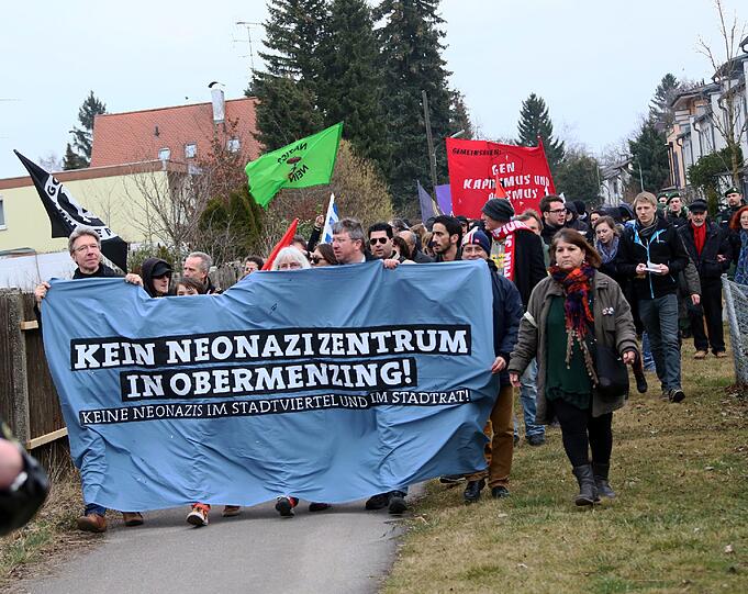 Rund 1000 Münchner haben im März gegen das "Braune Haus" in Obermenzing demonstriert.