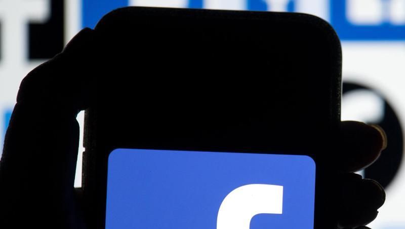 Das Facebook-Logo ist auf dem Display eines Mobiltelefon zu sehen. Das Facebook-Logo ist auf dem Display eines Mobiltelefon zu sehen.