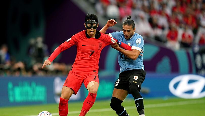 Der Südkoreaner Heung-Min Son (l) im Zweikampf mit Uruguays Martin Caceres.