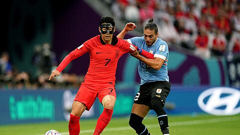 Der Südkoreaner Heung-Min Son (l) im Zweikampf mit Uruguays Martin Caceres.