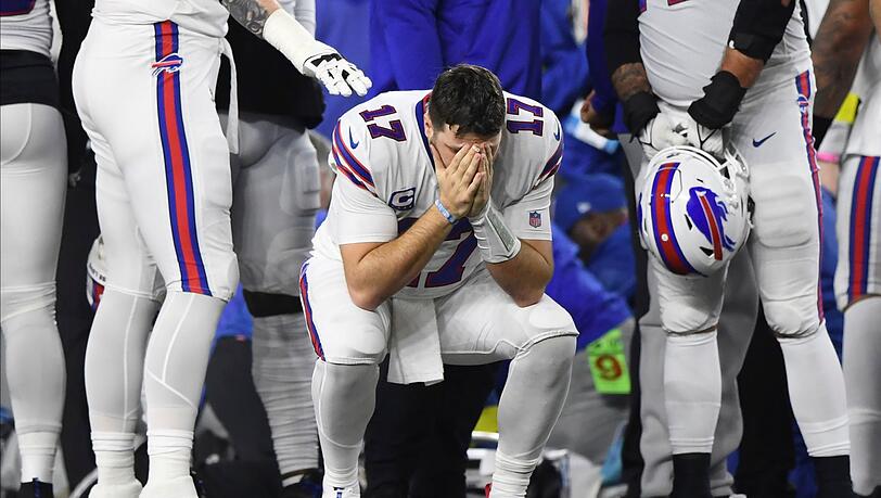 Buffalos Quarterback Josh Allen hält inne, nachdem Damar Hamlin auf dem Feld zusammengebrochen war.