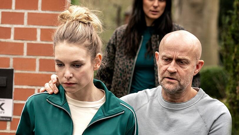 "Jenseits der Spree: Verlorene Engel": Sarah Winter (l.) wird wegen des Verdachts, ihr Kind getötet zu haben, von Robert Heffler (Jürgen Vogel, r.) festgenommen.