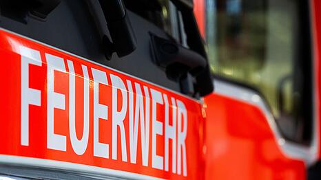 Die Feuerwehr fand zwei Menschen bewusstlos im Foyer des Kurzentrums. (Symbolbild)