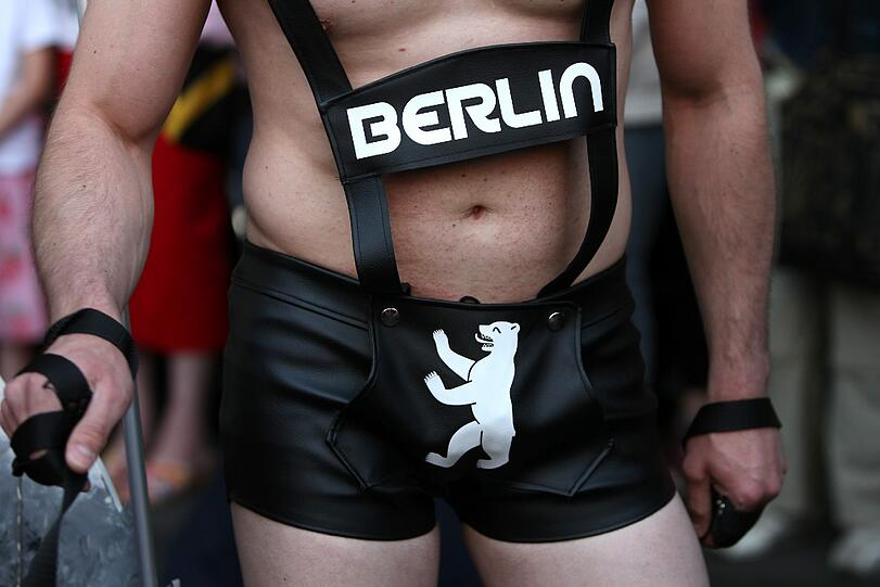 Kunterbunt und gut gelaunt: berlin feiert in schrillen Kostümen den Christopher Street Day! Hier gibts die Bilder von der Parade!
