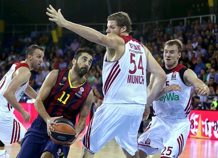 Barcelonas Juan Carlos Navarro (l.) gegen John Bryant and Anton Gavel vom FC Bayern.