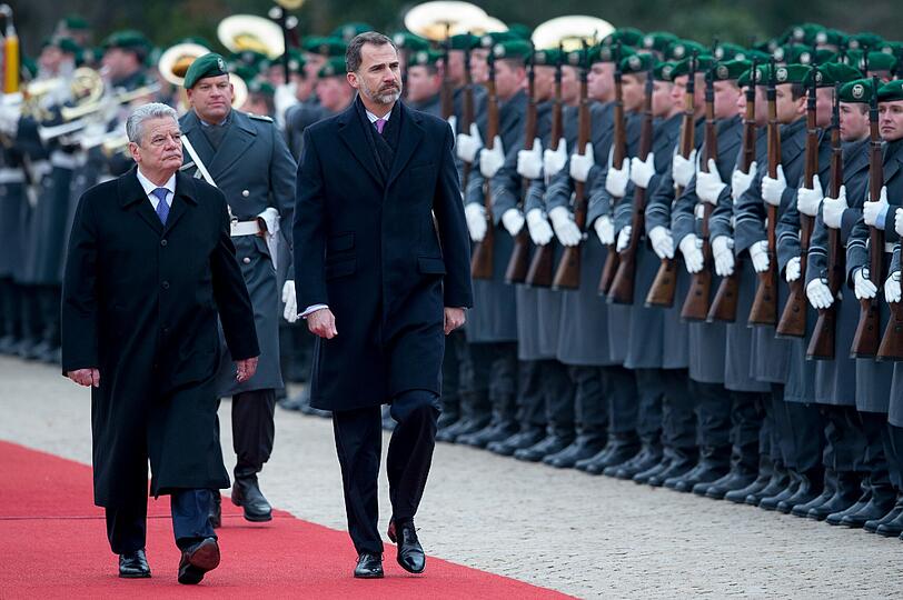 Spaniens König Felipe VI. wird von Bundespräsident Joachim Gauck mit militärischen Ehren empfangen.