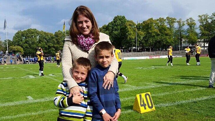 Münchens US-Generalkonsulin Jennifer Gavito mit ihren Söhnen bei den Munich Cowboys. Münchens US-Generalkonsulin Jennifer Gavito mit ihren Söhnen bei den Munich Cowboys.