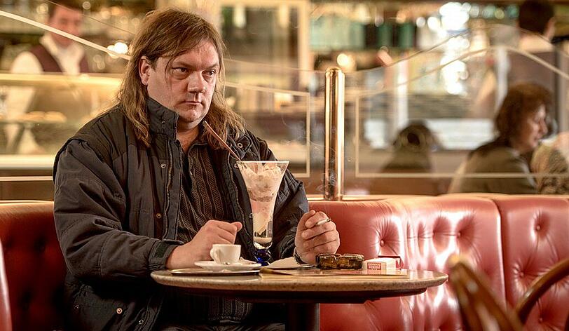 Eigentlich darf er gar nicht hier sein. Doch Karl Schmidt (Charly Hübner) gönnt sich gerne ein Eis, bevor er wieder in seine Ex-Drogi-WG muss.