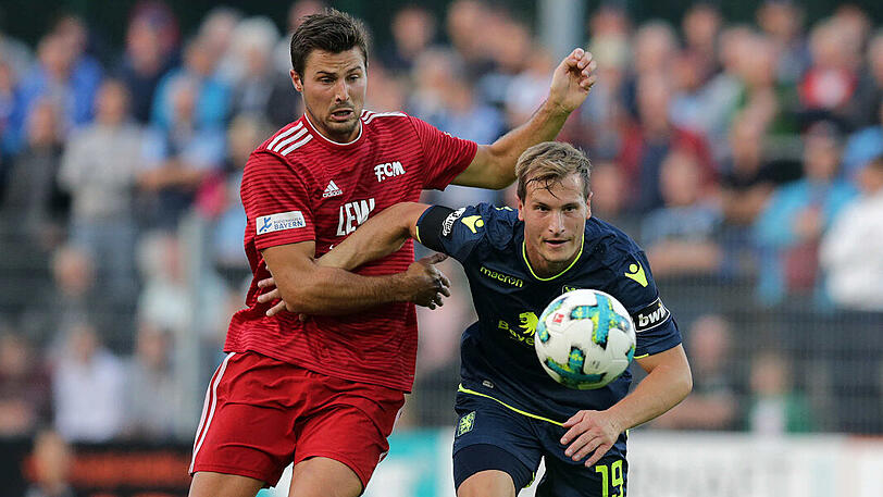 Alessandro Abruscia vom TSV 1860 (rechts) im Laufduell mit Dennis Hoffmann vom FC Memmingen. Foto: