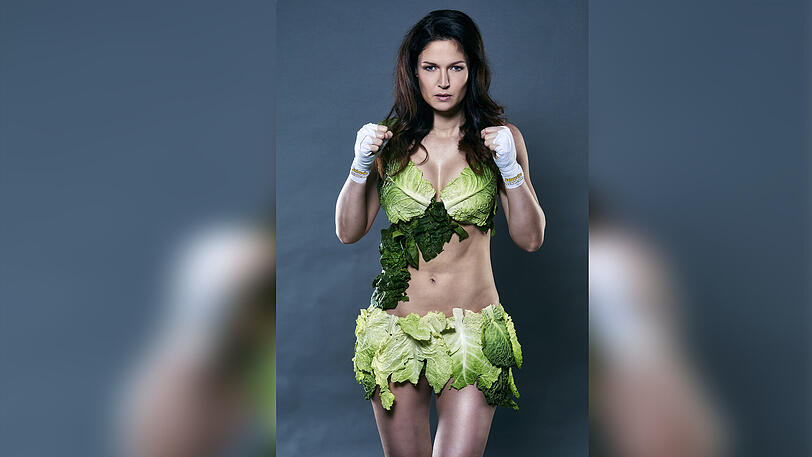 Kickbox-Queen im Wirsing-Gewand: Marie Lang ernährt sich für ihren WM-Kampf vegan.