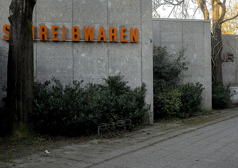 "Seit Jahren steht das Quiddezentrum leer, nach und nach sind die Geschäfte gewichen. Der Innenhof und die niedrigen Dächer eignen sich bestens für Parcours. Ich finde, hier sollte ein öffentlicher Raum entstehen, mit frei zugänglichen Sportgeräten", schreibt Jakob Schmitt zu seinem Foto.