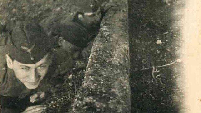In der Kaserne in Neubiberg üben Radlmayr und seine Kameraden 1943 Luftschutzrettung.