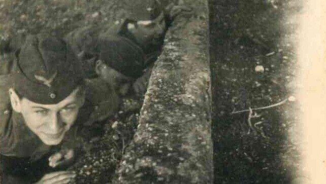 In der Kaserne in Neubiberg üben Radlmayr und seine Kameraden 1943 Luftschutzrettung. In der Kaserne in Neubiberg üben Radlmayr und seine Kameraden 1943 Luftschutzrettung.