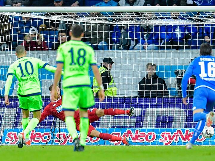Schalkes Nabil Bentaleb (l) schießt das Tor zum 1:1-Ausgleich per Elfmeter.