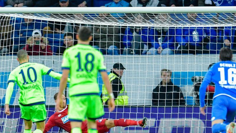 Schalkes Nabil Bentaleb (l) schießt das Tor zum 1:1-Ausgleich per Elfmeter. Schalkes Nabil Bentaleb (l) schießt das Tor zum 1:1-Ausgleich per Elfmeter.
