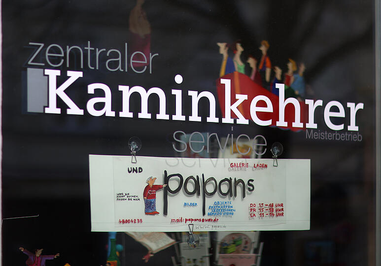Spannender Mix: Kaminkehrer-Service und Papans Galerie.